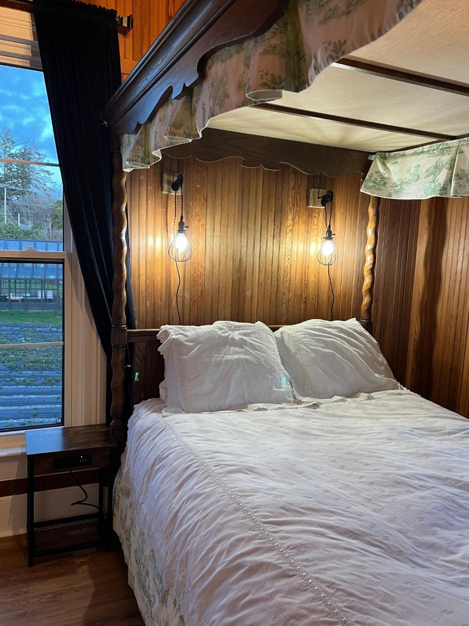 Woodside Farm Country Inn Sooke Extérieur photo